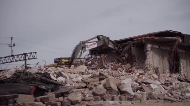 Demolición Edificio Apartamentos Hormigón Con Una Excavadora Hidráulica Haciendo Lugar — Vídeos de Stock