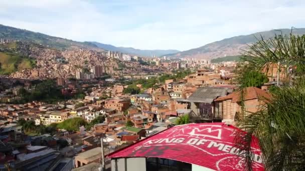 Zoom Uit Vallei Van Comuna Medellin Colombia Zon Schijnt Bergen — Stockvideo