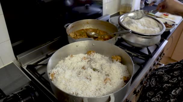 Biały Ryż Jest Dodawany Szczycie Kurczaka Curry Dużym Garnku Kuchni — Wideo stockowe