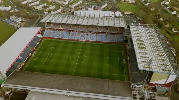 Arial Tracking Shot Turf Moor Estádio Futebol Burnley Lancashire Inglaterra — Vídeo de Stock