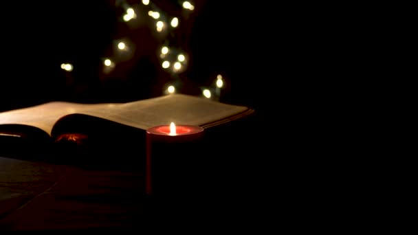Heilig Spiritueel Boek Beschikbaar Licht Een Mystieke Omgeving — Stockvideo