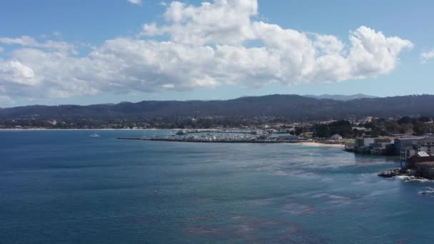 Amplia Toma Aérea Panorámica Del Old Fisherman Wharf Monterey Bay — Vídeos de Stock