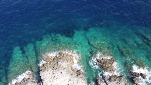 Impresionantes Imágenes Aéreas Olas Cerca Cueva Azul — Vídeo de stock