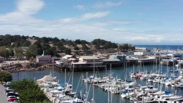 加州蒙特里的老渔人码头的低推进空中拍摄 — 图库视频影像