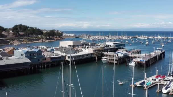 加州蒙特里的老渔人码头的空中特写镜头 — 图库视频影像