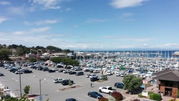 Ampla Tomada Aérea Ascendente Old Fisherman Wharf Monterey Califórnia — Vídeo de Stock