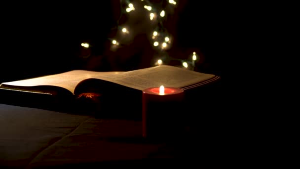 Ιερό Βιβλίο Αναμμένο Κερί Μυστικιστικό Περιβάλλον — Αρχείο Βίντεο