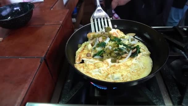 Jambonlu Yumurta Omleti Ispanak Soğan Daha Fazlası Servis Için Hazır — Stok video