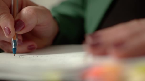 Zbliżenie Ręki Kobiety Piszącej Długopisem Kartce Papieru — Wideo stockowe