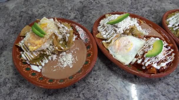 Platos Arcilla Talavera Servidos Con Deliciosos Desayunos Típicos Mexicanos Con — Vídeo de stock