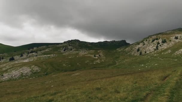 Pan Colpo Grandangolare Rivelando Escursionista Che Attraversa Una Valle Alpina — Video Stock