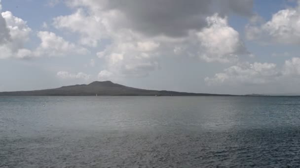 Volcán Rangitoto Latente Entre Hermoso Paisaje Nublado Océano Pacífico Turquesa — Vídeos de Stock