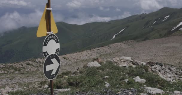 Sinal Triângulo Amarelo Seta Para Caminhantes Topo Montanha Geórgia Estática — Vídeo de Stock