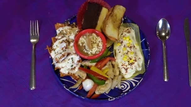 Vista Desde Arriba Plato Mexicano Con Porciones Generosas Frijoles Tamales — Vídeos de Stock