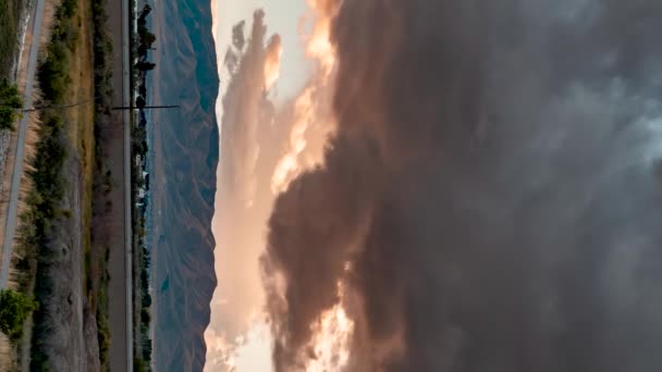Sötét Viharos Felhők Naplementekor Melyek Átfújnak Égen Egy Hegy Felett — Stock videók