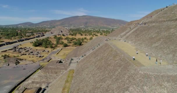 Повітряний Вид Довкола Туристів Відвідує Сонячну Піраміду Сонячний Теотіуакан Мексика — стокове відео