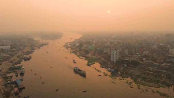Туманный Вид Город Дхака Воздуха Реку Буриганга Апельсиновый Восход Солнца — стоковое видео