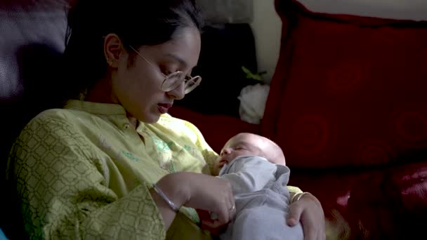 Joven Madre Bangladesí Sosteniendo Hijo Recién Nacido Dormido Comprobando Que — Vídeos de Stock