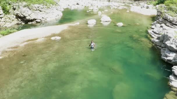 Muž Putující Hlouběji Ohromující Tropické Laguny Skryté Divočině — Stock video