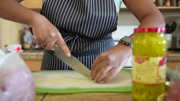 Corte Chalotas Para Fazer Molho Salada Caseiro Para Uma Salada — Vídeo de Stock