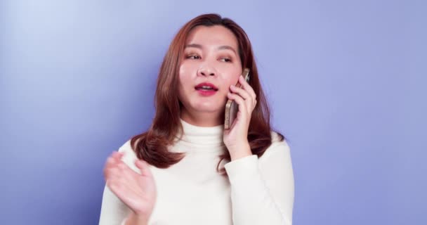 Młode Azjatki Rozmawiają Smartfonie Nawiązać Kontakt Klientami Lub Negocjować Umowy — Wideo stockowe