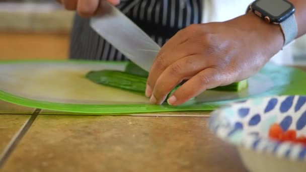 Cortar Pepinos Para Una Ensalada Picada Serie Ensaladas Antipasto — Vídeos de Stock