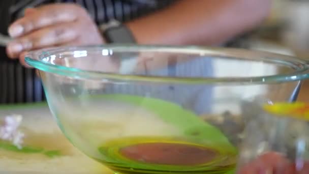 サラダドレッシングを作るために混合ボウルに刻んだシャロットを追加 Antipasto Salad Series — ストック動画