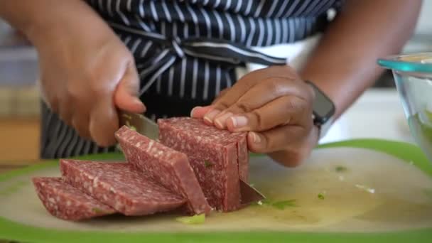 Нарезание Салями Добавить Рубленному Салату Антипасто Salad Series — стоковое видео