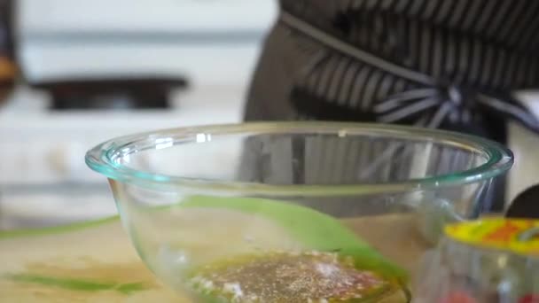 Yapımı Talyan Salata Sosuna Tuz Biber Öğütme Antipasto Salata Servisi — Stok video