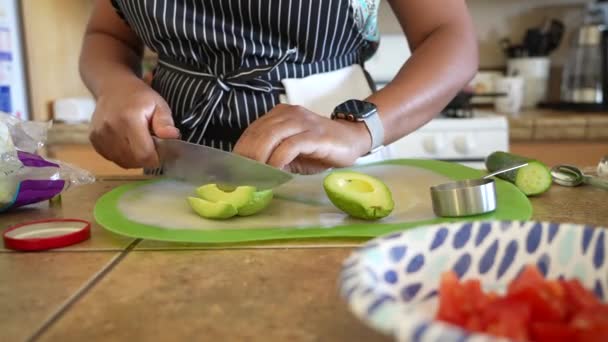 Würzen Von Avocadohälften Für Einen Gehackten Italienischen Salat Antipasto Salad — Stockvideo