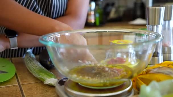 Adăugarea Roșii Tăiate Uleiul Măsline Oțet Pansament Shallot Pentru Salată — Videoclip de stoc