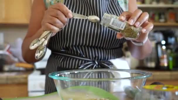 Προσθέτοντας Αποξηραμένη Ρίγανη Στο Σπιτικό Ντρέσινγκ Σαλάτας Antipasto Salad Dressing — Αρχείο Βίντεο