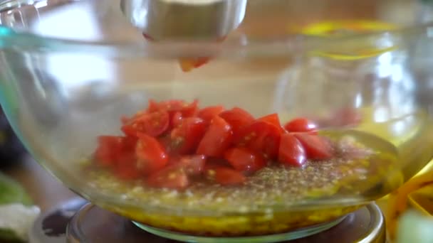 Frische Gehackte Tomaten Dem Hausgemachten Salatdressing Aus Olivenöl Essig Und — Stockvideo