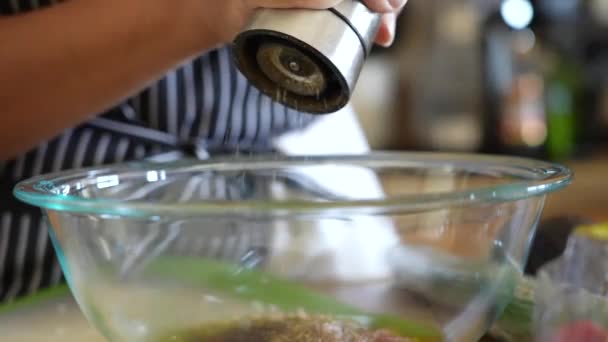 Yapımı Salata Sosuna Biber Öğütmek Antipasto Salata Servisi — Stok video