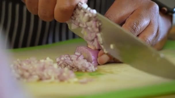 Chopping Shallots Pentru Salata Dressing Reteta Pentru Adăuga Salată Tocată — Videoclip de stoc