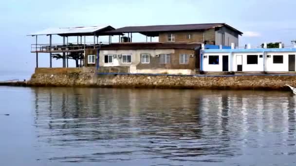 Idle Αλιευτικά Σκάφη Και Δομές Ένα Γαλήνιο Πρωί Από Την — Αρχείο Βίντεο