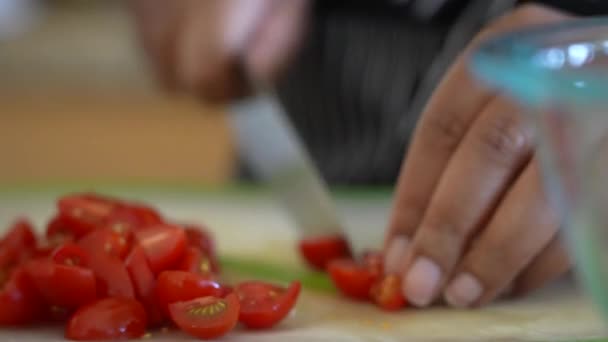Focus Pull Reveal Hands Black Woman Cutting Cherry Tomatoes Chopped — Stock Video