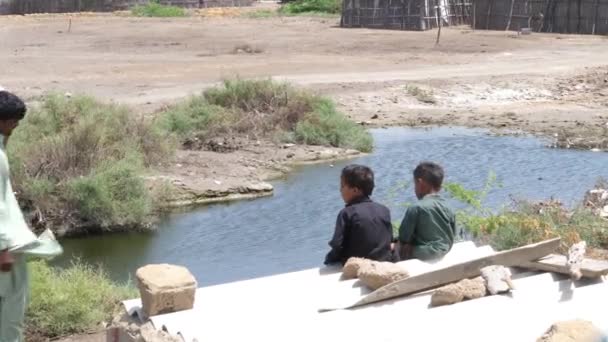 Pakistano Maschio Trasporto Aiuto Sacco Sulla Spalla Alluvione Soccorso Campo — Video Stock