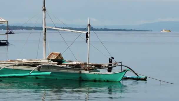 Alaptalan Halászhajók Struktúrák Nyugodt Reggelen Mactan Sziget Partvonalánál Lapulapu City — Stock videók