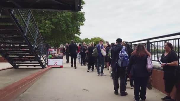 Pessoas Fazendo Fila Para Rainha Deitada Estado Southbank Londres — Vídeo de Stock