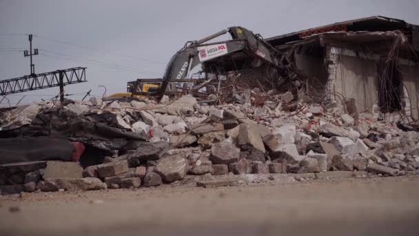Demolição Prédio Apartamentos Concreto Com Uma Escavadeira Hidráulica Criar Lugar — Vídeo de Stock