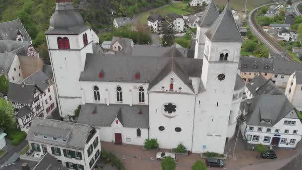 Castor Kerk Omgeven Door Groene Bergen Treis Karden Duitsland Luchtfoto — Stockvideo