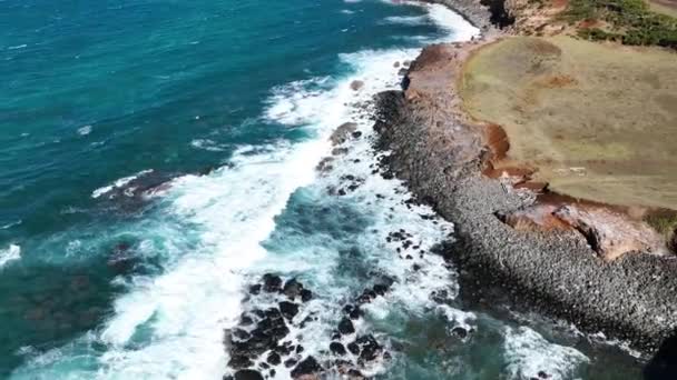 Rückwärts Zeigt Sich Wie Mächtige Wellen Auf Felsen Und Küsten — Stockvideo