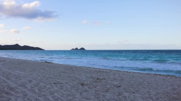 Pequeñas Olas Rompen Una Tranquila Playa Arena Con Cielo Azul — Vídeos de Stock