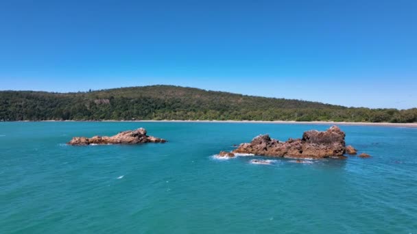 Close Aerial Rocky Reefs Cape Hillsborough Beach Australia — Stock Video