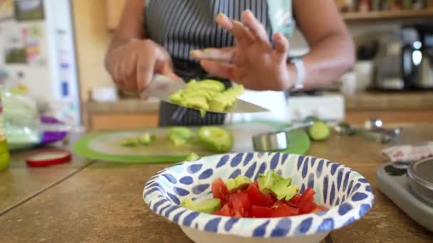 Würzen Frischer Bio Avocado Für Einen Gehackten Salat Antipasto Salad — Stockvideo