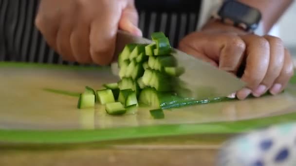 Komkommers Dicteren Een Snijplank Aan Tomatenmengsel Toe Voegen Voor Een — Stockvideo