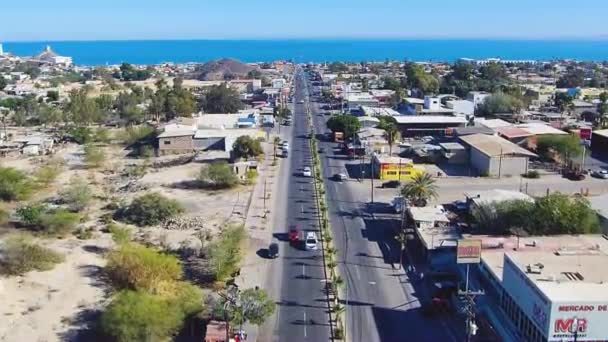 Uitzicht Een Drone Die Een Snelweg Vliegt Richting Kust — Stockvideo