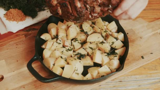 Ορεκτικό Αρνί Κρέας Που Σερβίρεται Καρυκευμένο Ρίγανη Πατάτες — Αρχείο Βίντεο