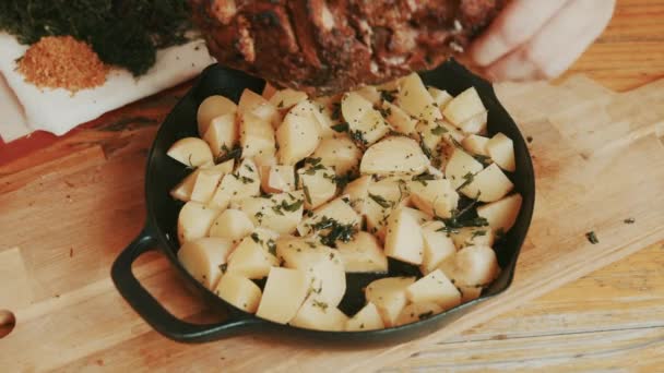 Apetitivo Cordero Carne Quemada Servido Con Patatas Orégano Sazonadas — Vídeos de Stock